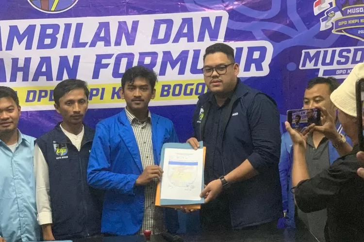 Rivaldo Surya Darmawan menyerahkan formulir pendaftaran sebagai Calon Ketua KNPI Kota Bogor. 