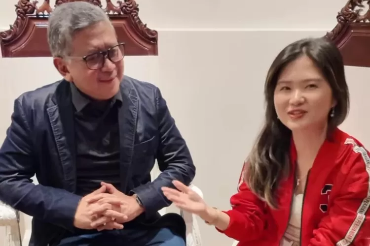 Felicia Tissue dan Sekretaris Jenderal PDIP, Hasto Kristiyanto. (Instagram/@feliciatissue )