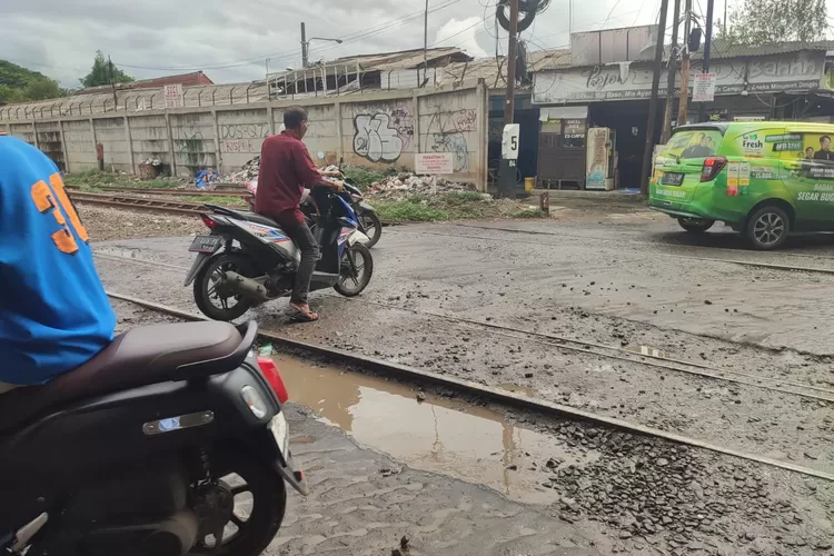 Perlintasan kereta api Cikampek, Kabupaten Karawang, kondisinya membahayakan pengendara, khususnya bagi para pemotor. (Metropolitan)
