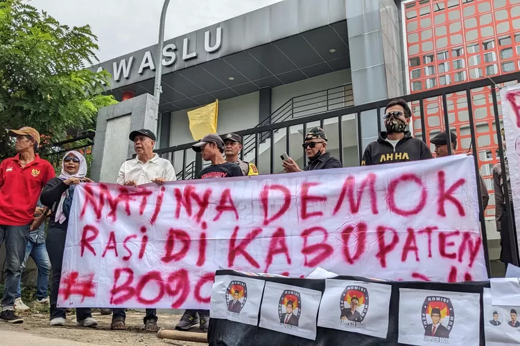Sejumlah massa aksi menggelar unjuk rasa di depan kantor Bawaslu Kabupaten Bogor, Jumat, 6 November 2024. (Panca/Metropolitan)