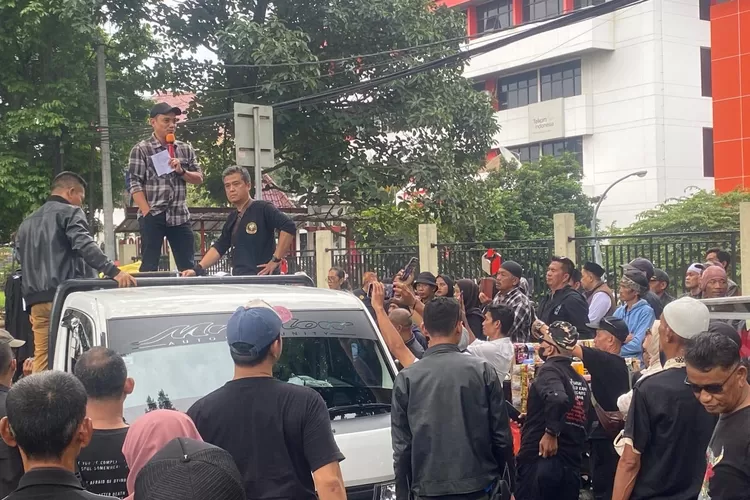 Ketua Bawaslu Kabupaten Bogor menemui massa aksi dan menyampaikan jawaban terkait tuntutan mereka di depan Kantor Bawaslu Kabupaten Bogor, Jumat, 6 Desember 2024. (Arifin/Metropolitan)