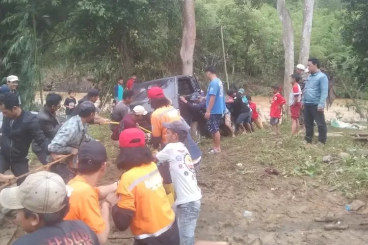 Mobil yang berhasil dievakuasi akibat terjebak banjir bandang yang melanda di Desa Curugluhur, Kecamatan Sagaranten, Kabupaten Sukabumi.