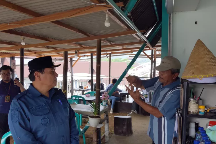 Pj Bupati Bogor Bachril Bakri mengunjungi pedagang di Rest Area Gunung Mas Puncak Bogor, Minggu, 8 Desember 2024. (Panca)