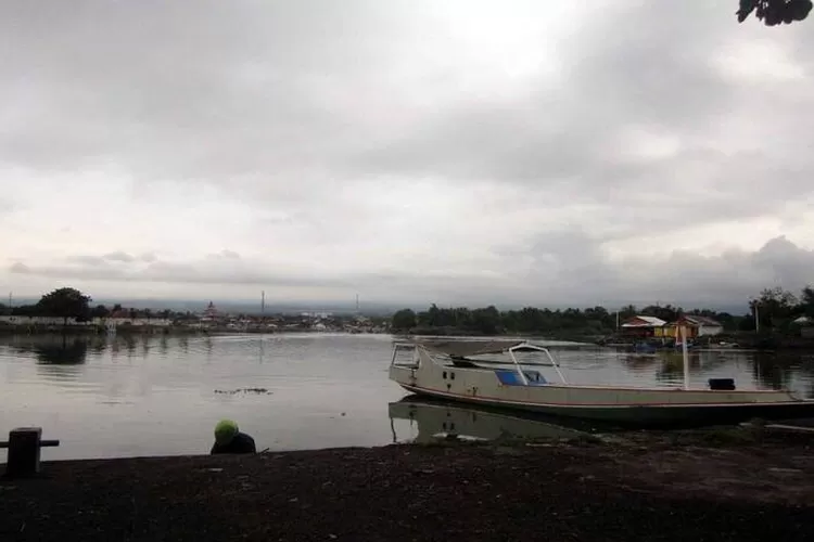 Salah satu daftar Pantai di Banyuwangi dekat Stasiun KA untuk Liburan saat Akhir Tahun yaitu Pantai Boom. (Wikipedia)