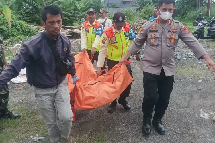 Proses evakuasi korban tewas ditabrak kereta api di Kedung Badak, Bogor.  (Dok polisi)