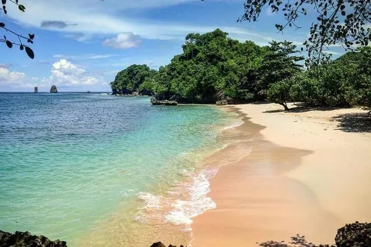 Ini daftar tempat wisata alam pantai di Malang buat healing di akhir tahun (Instagram @pantaitigawarna)