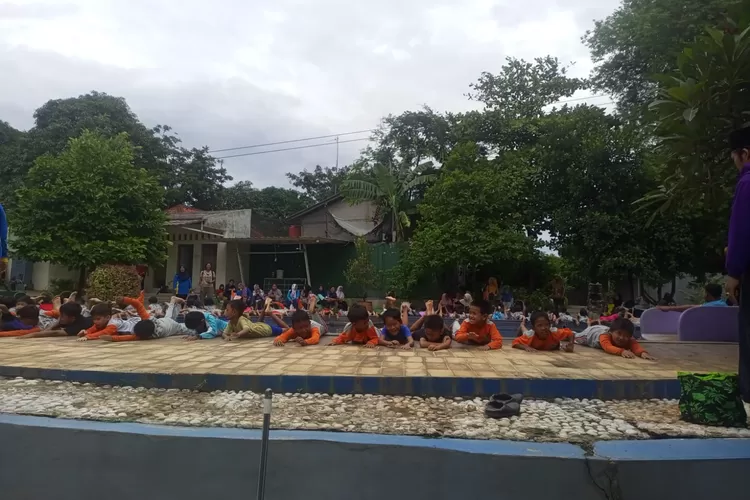 Terkait sekolah yang punya program renang, Disdik Kabupaten Karawang meminta sekolah ambil kebijakan yang tidak memberatkan siswa (Herman)