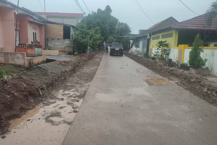Proyek pelebaran jalan di Perumahan Puri Anggrek, Wancimekar, Karawang jadi polemik lantaran dikerjakan tanpa dipasang papan informasi (Herman)