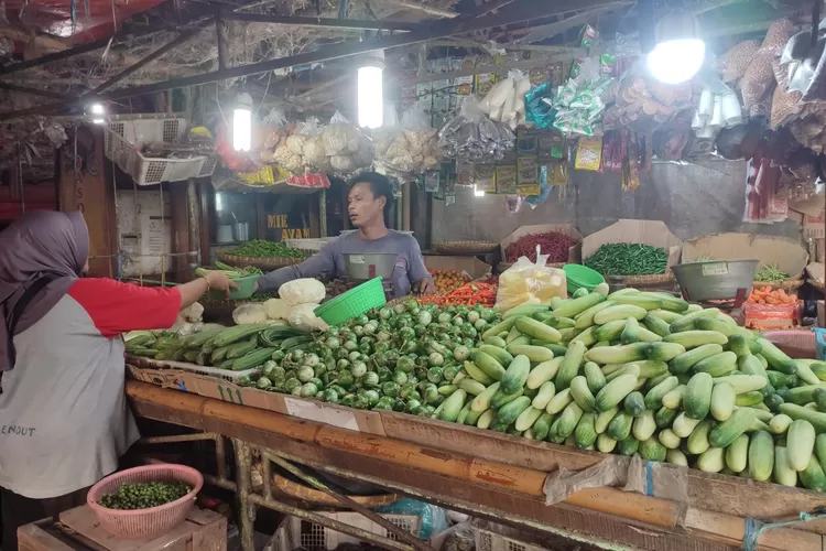 Menjelang perayaan Natal dan Tahun Baru, harga sembako di pasar-pasar tradisional di Kabupaten Karawang (Herman)