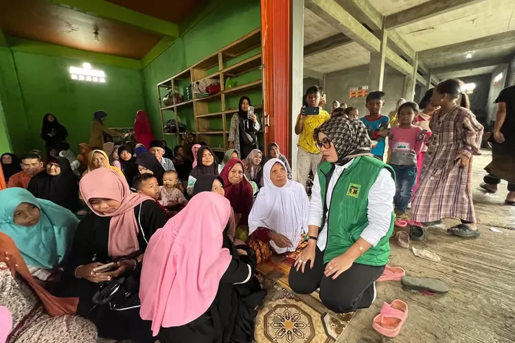 Datangi lokasi bencana pergerakan tanah di Palabuhanratu, Anggota DPRD Kabupaten Sukabumi Dilla Nurdian membawa bantuan makanan (Indra)
