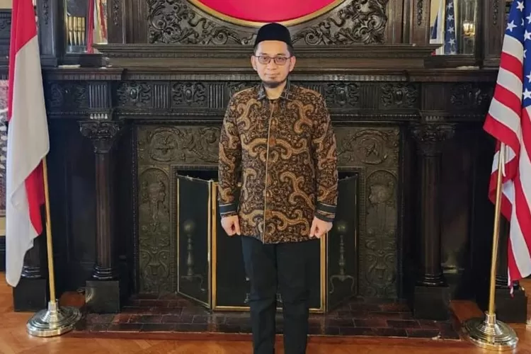 Ustadz Adi Hidayat digadang-gadang layak menjadi kandidat pengganti Gus Miftah sebagai Utusan Khusus Presiden. (Instagram/@adihidayatofficial)