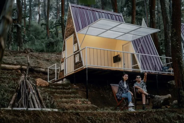 Berikut ini deretan tempat glamping menarik di Mojokerto buat staycation sambil healing (Instagram @loccalodge_trawas)