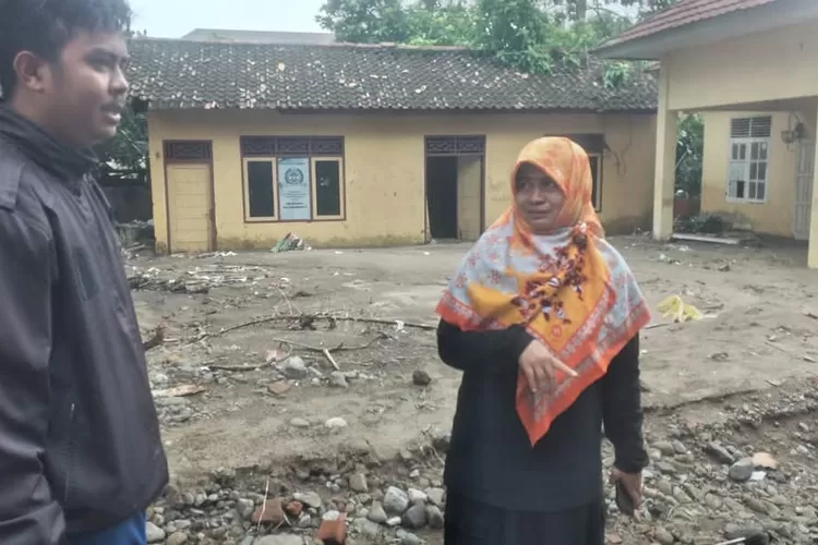 Membawa mobil penuh dengan sembako, politisi PKS Leni Liawati respons cepat salurkan bantuan kemanusiaan buat korban bencana Sukabumi (Herman)