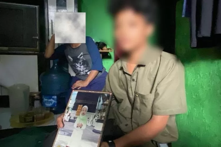 Remaja di Cibungbulang, Kabupaten Bogor yang terlahir perempuan namun tumbuh kelamin laki-laki saat menunjukan fotonya ketika kecil. (Rival)