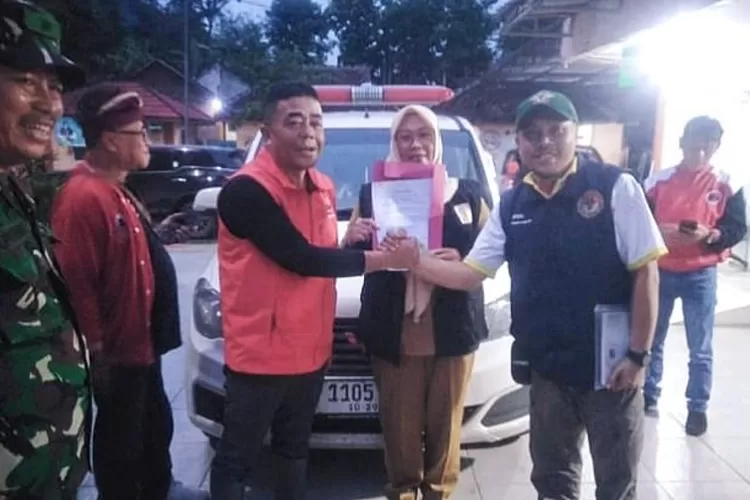 Meninjau lokasi bencana banjir dan tanah longsor di Sukabumi, politisi PDIP menyalurkan bantuan mobil ambulans ke Puskesmas Palabuhanratu (ist)