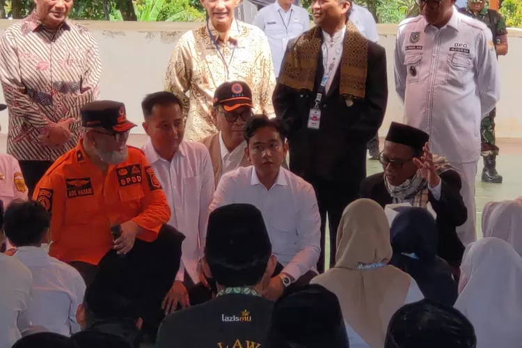 Wapres Gibran Rakabuming Raka meninjau simulasi mitigasi bencana di Muhammadiyah Boarding School (MBS) Ki Bagus Hadikusumo, Jampang, Kecamatan Kemang, Kabupaten Bogor, Rabu, 11 Desember 2024. (Panca)