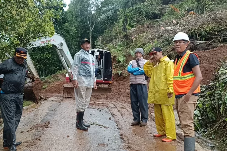 Setelah kurang lebih sepekan terisolir terkena dampak bencana alam tanah longsor, akses jalan di Simpenan Sukabumi mulai dibersihkan (Indra)