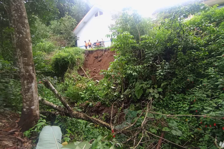 BPBD Kota Sukabumi melakukan penanganan terhadap dampak bencana longsor yang mengancam bangunan SMAN 2 Kota Sukabumi (BPBD)