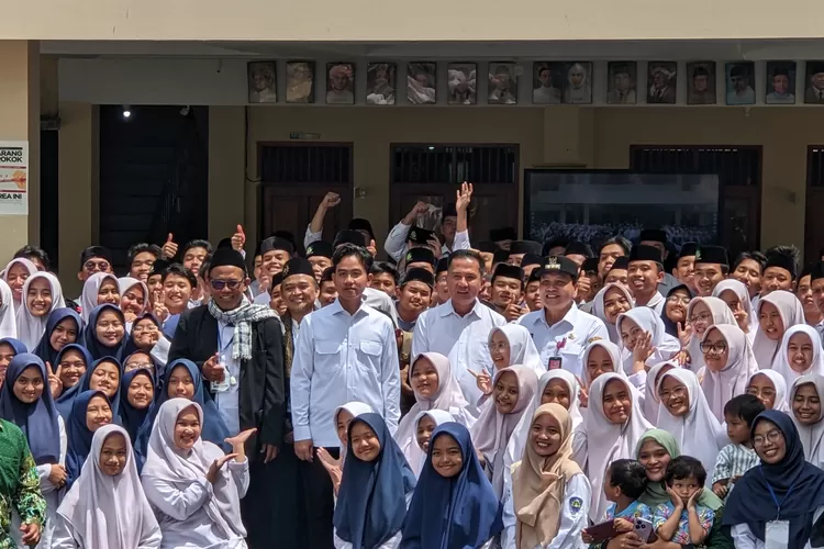 Wapres Gibran Rakabuming Raka meninjau simulasi mitigasi bencana di Muhammadiyah Boarding School (MBS) Ki Bagus Hadikusumo, Jampang, Kecamatan Kemang, Kabupaten Bogor, Rabu, 11 Desember 2024. (Panca)