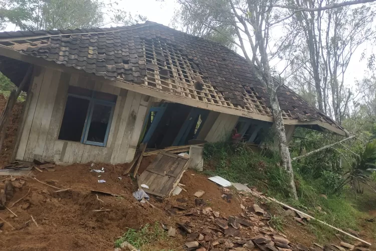 Kondisi rumah terdampak bencana di Desa Cikaranggeusan, Kecamatan Jampangkulon, Kabupaten Sukabumi, Jawa Barat (Indra)