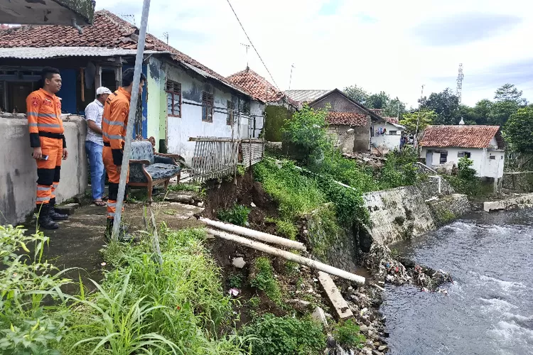 Bencana tanah longsor di bantaran Kali Sindangbareng kini mengancam 4 rumah warga di Cilubang Lebak, Situgede Kota Bogor (BPBD)