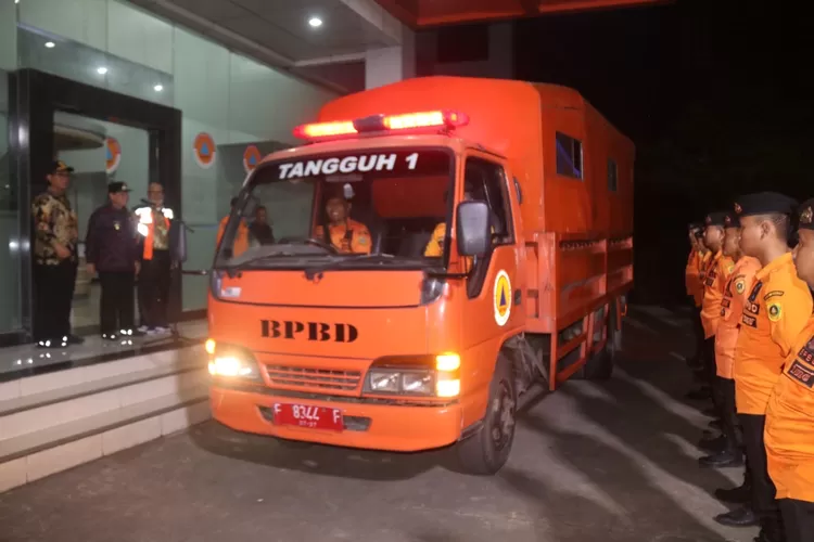 Pelepasan pengiriman bantuan kemanusian untuk korban bencana Sukabumi di halaman Gedung BPBD Kabupaten Bogor, Jumat, 13 Desember 2024 malam. (Diskominfo)