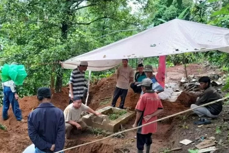 Proses relokasi puluhan makam terdampak bencana di Sukabumi (Usep)