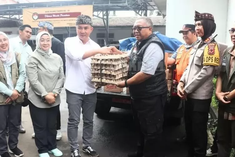 Pastikan kebutuhan para korban, Bupati Sukabumi Marwan Hamami, menerima bantuan logistik bencana dari Pj Gubernur Jawa Barat Bey Machmudin (ist)