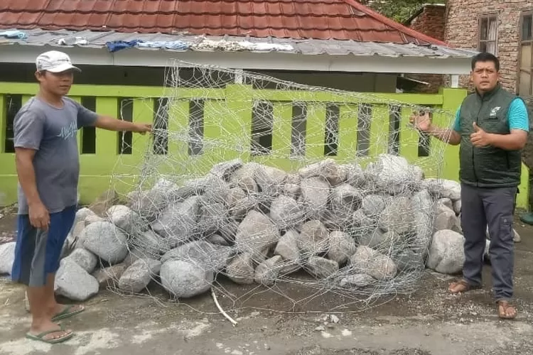 Kabupaten Sukabumi dikepung bencana, Anggota DPRD Kabupaten Sukabumi Hamzah Gurnita salurkan bantuan buat korban bencana (ist)