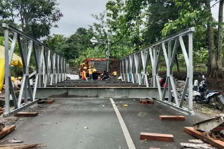 Usai roboh diterjang bencana banjir, pembangunan jembatan bailey menuju Geopark Ciletuh, Kabupaten Sukabumi terus dikebut (ist)