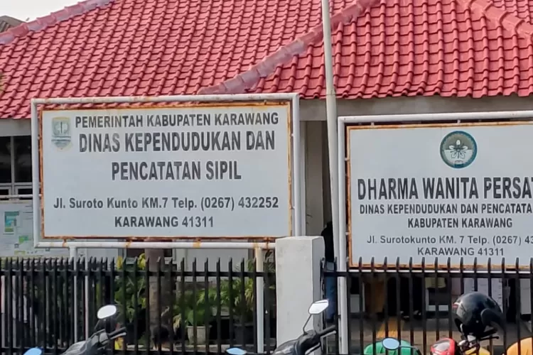 Warga Kabupaten Karawang keluhkan pelayanan data kependudukan di Disdukcapil yang ribet dan jarak yang jauh dari rumah warga (Herman)