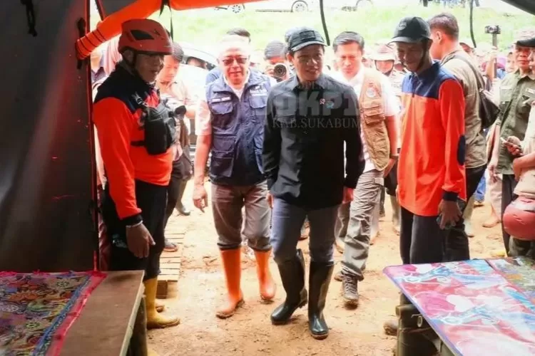 Datang ke lokasi bencana Sukabumi, Menteri LH Hanif Faisol paparkan pentingnya penggunaan teknologi citra satelit untuk cegah bencana (ist)