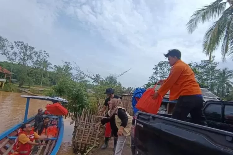 Hingga kini, Kampung Cibugeul dan Cikeupeul di Kabupaten Sukabumi masih terisolasi, sehingga pengiriman logistik gunakan perahu nelayan (ist)