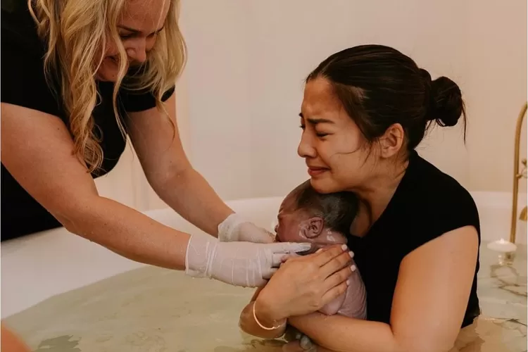 Nikita Willy usai melakukan persalinan anak kedua dengan metode water birth. (Instagram/@nikitawillyofficial94)