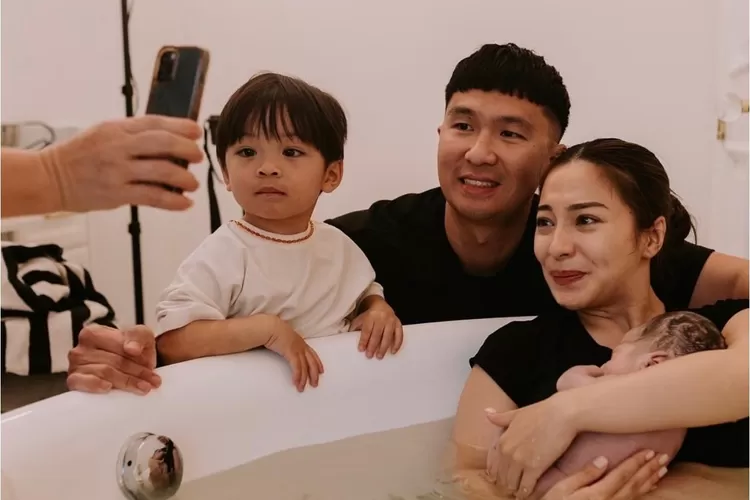 Momen kelahiran anak kedua dari pasangan Nikita Willy dan Indra Priawan Djokosoetono, Nael Idrissa Djokosoetono.  (Instagram/@nikitawillyofficial94)