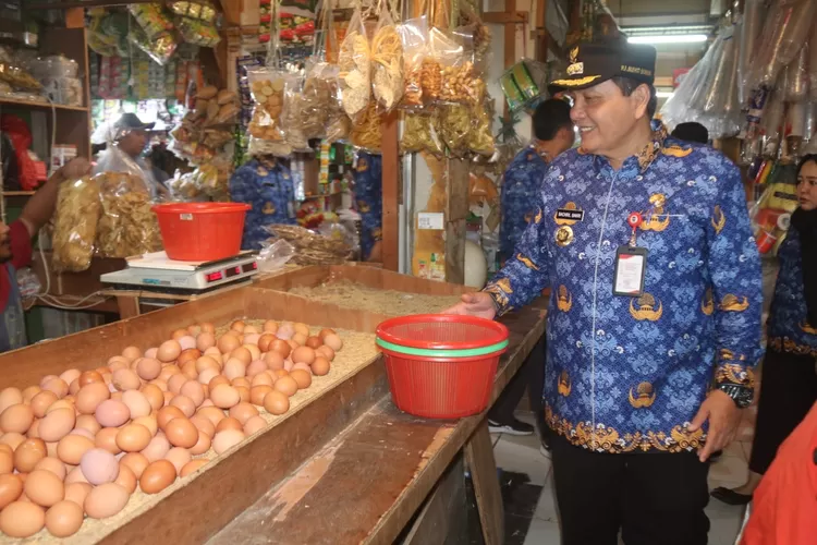 Pj Bupati Bogor Bachril Bakri ssat sidak ke Pasar Cibinong, Selasa, 17 Desember 2024. (Diskominfo)