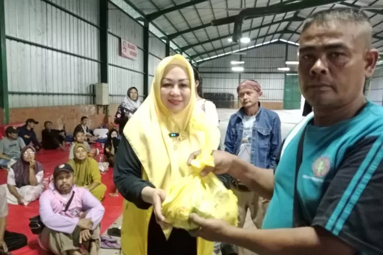 Nggak cuma memberi bantuan buat korban bencana Palabuhanratu, Sukabumu, Anggota DPRD Kabupaten Sukabumi Rika Yulistina mendesak dinas intervensi kerusakan rumah korban (Indra)