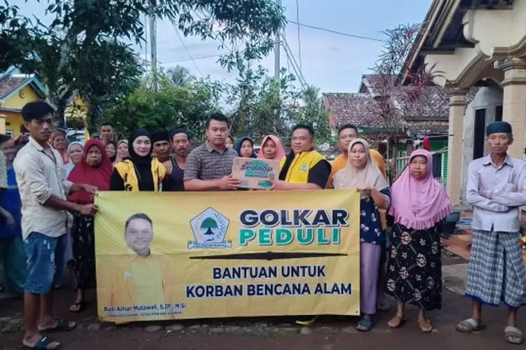 Saat menyalurkan bantuan korban bencana, Ketua DPRD Kabupaten Sukabumi Budi Azhar Mutawali menyebut sebagai bentuk kepedulian (ist)
