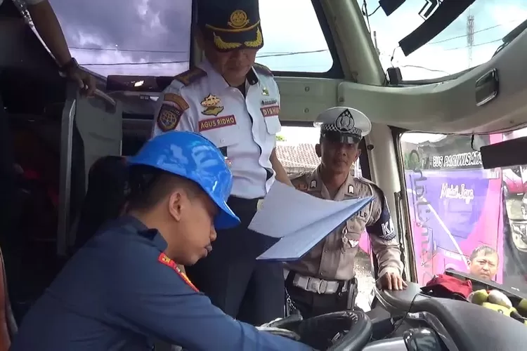 Dishub Kabupaten Bogor saat melakukan ramp check atau pemeriksaan kelayakan bus pariwisata di PO Medal Jaya Ciriung, Kecamatan Cibinong, Kabupaten Bogor, Kamis, 19 Desember 2024. (Ist)
