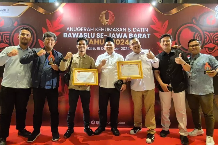 Bawaslu Kabupaten Bogor saat menerima penghargaan Anugerah Kehumasan dan Datin yang digelar Bawaslu Jawa Barat di Bekasi, Rabu, 18 Desember 2024. (Bawaslu)