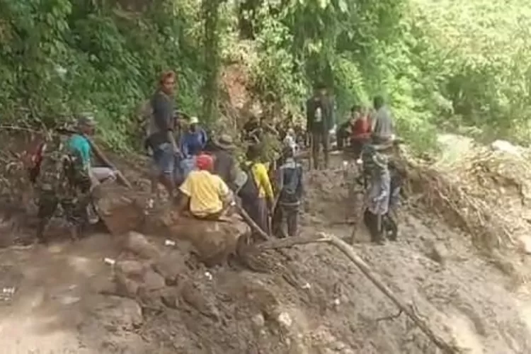Sejak terdampak bencana longsor, sudah dua pekan warga terisolasi lantaran akses ke Ciangkrek Sukabumi masih lumpuh akibat bencana longsor (ist)