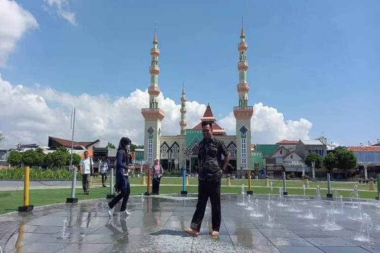 3 Tempat Wisata Low Budget Di Tegal Untuk Pilihan Saat Liburan Bersama ...