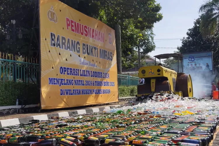 Pemusnahan belasan ribu botol miras di Lapangan Tegar Beriman, Cibinong, Jumat, 20 Desember 2024. (Panca)