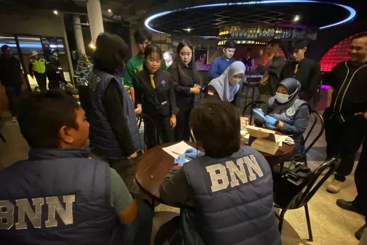 BNN Jawa Barat dan BNN Kabupaten Bogor saat razia narkoba di salah satu THM di Kabupaten Bogor, Jumat, 20 Desember 2024. (Fadil/Metropolitan)