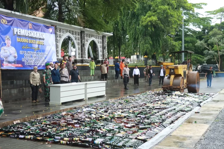 Menjelang perayaan Natal dan Tahun Baru 2025, ribuan botol miras gagal beredar di Kabupaten Sukabumi lantaran diamankan petugas gabungan (ist)