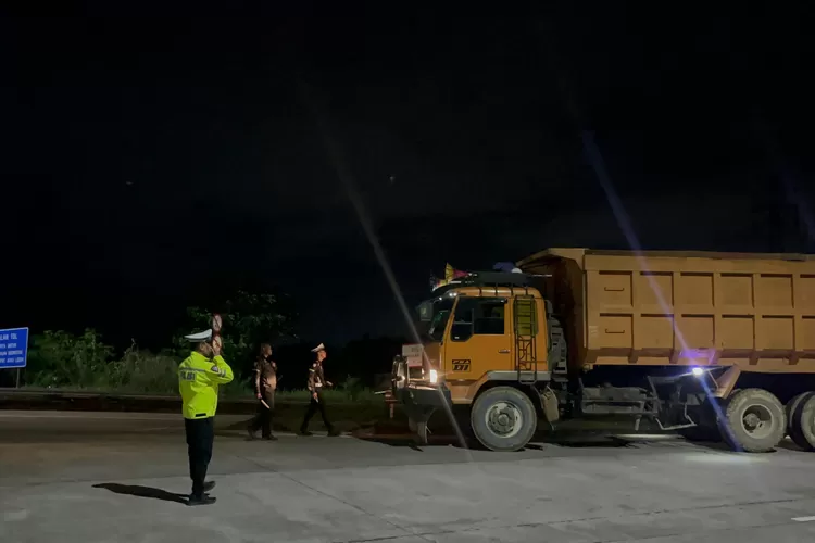 Satlantas Polres Bogor memutarbalikam tiga truk pasir yang akan melitas di Jalur Puncak Bogor di Exit Tol Ciawi, Kabupaten Bogor, Sabtu, 21 Desember 2024. (Polres Bogor)