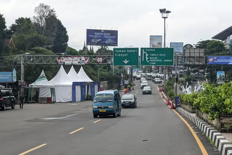 Kondisi lalu lintas di Simpang Gadog, Puncak Bogor saat pemberlakuan oneway pada Minggu, 22 Desember 2024 siang. (Panca)