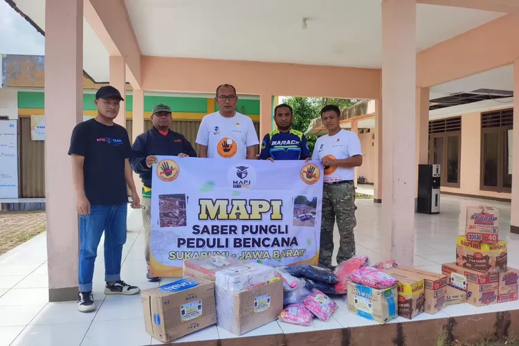 Warga yang tergabung dalam Masyarakat Anti Pungutan Liar (MAPI) menyalurkan bantuan untuk warga terdampak bencana alam di Sukabumi (Usep)