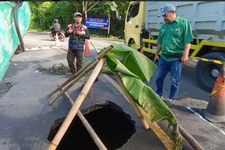 Salah satu ruas jalan di Palabuhanratu, Kabupaten Sukabumi amblas dan menyebabkan lobang besar menganga yang bikin bahaya pengendara (Usep Mulyana)