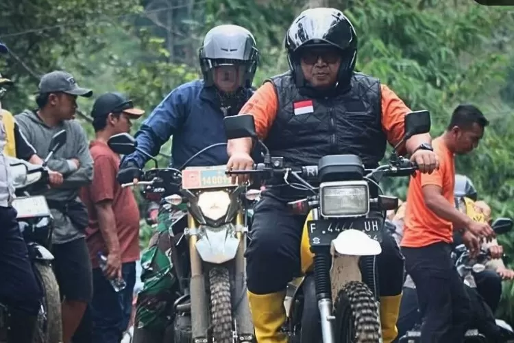 Sembari mengendarai sepeda motor trail, Bupati Sukabumi bareng forkopimda meninjau lokasi bencana longsor di Tegalbuleud (Usep)